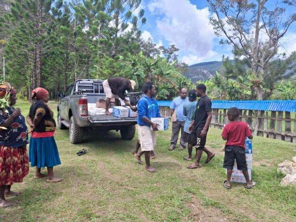 Kader GIDI Jayawijaya Bagikan Bantuan Bapok BAMA untuk Kegiatan Pemuda GIDI Klasis IWO