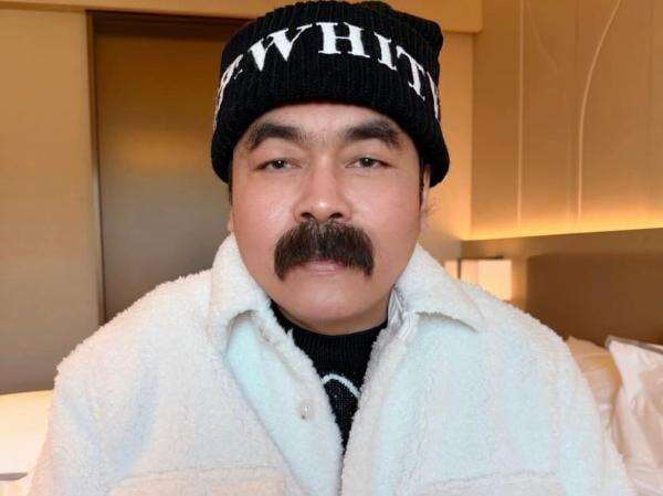 Adam Suseno Pasrah Didandani Inul Daratista Pakai Kupluk Rp4 Jutaan, Ini Fotonya! Adam Suseno Pasrah Didandani Inul Daratista Pakai Kupluk Rp4 Jutaan, Ini Fotonya!