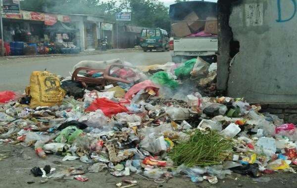 Jelang Natal, Sampah di Area Terminal Kota Kefamenanu Berserakan dan Berbau Tak Sedap