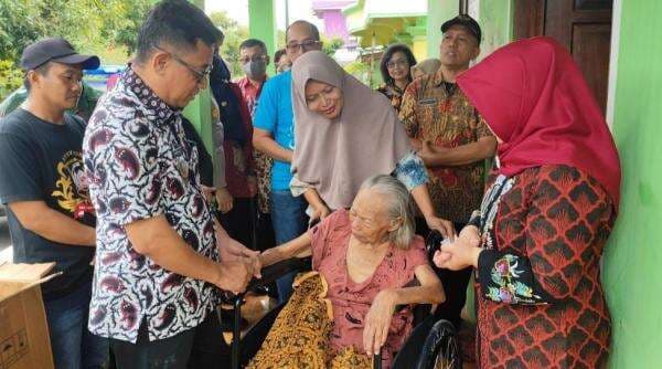 Gerakan Bersama Peduli Lansia dan Difabel, Bagikan Sembako dan Kursi Roda Di Polokarto