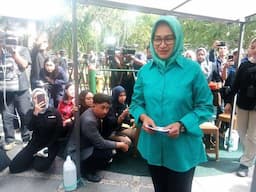 Airin Rachmi Diany Kenakan Pakaian Setelan Hijau-Hitam ke TPS Tidak Didampingi Suami dan Anak 