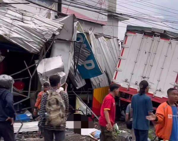 Kecelakaan Beruntun Truk Tronton Rem Blong di Ngaliyan Semarang, 2 Orang Meninggal