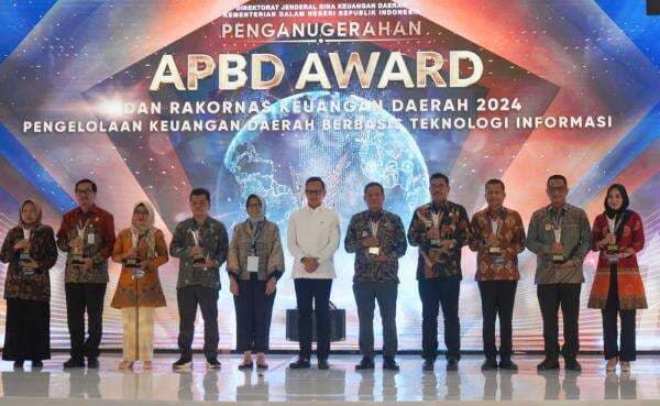 Pengelolaan Keuangan , Pj Wali Kota Lhokseumawe Terima APBD Awards 2024 dari Kemendagri