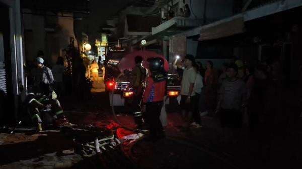 Kebakaran 2 Rumah Kontrakan di Malang, Akses Gang Sempit Hambat Pemadaman Kebakaran 2 Rumah Kontrakan di Malang, Akses Gang Sempit Hambat Pemadaman