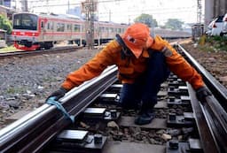 Pastikan Keamanan Jalur Rel, Petugas PT KAI Lakukan Pembersihan Rel Kereta