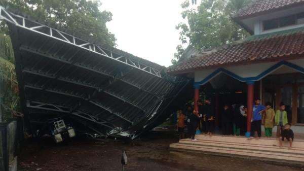 Atap Baja Ringan Masjid di Kota Banjar Ambruk Disapu Angin Kencang Saat Hujan Deras