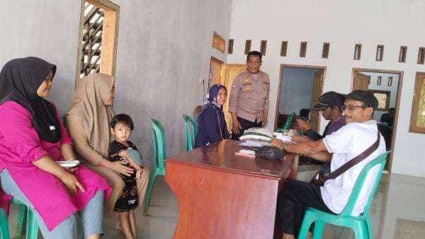 Polsek Banjarsari Kawal Distribusi Bantuan Beras di Desa Pesawahan Ciamis