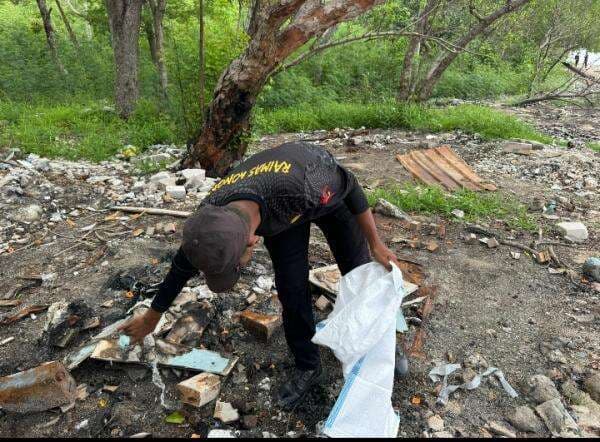 Volume Sampah Meningkat karena Curah Hujan Tinggi, Polri dan Masyarakat Bersihkan Pantai