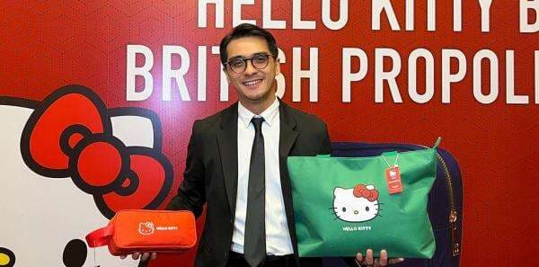 Aktor Ricky Harun Bagikan Tas Edisi Hello Kitty dalam Program Terbaru