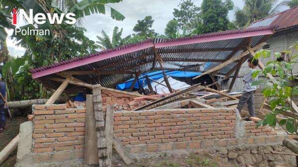 Pohon Kelapa Tumbang Timpa 2 Rumah di Desa Segerang, Satu Warga Yang Beristirahat di Dapur Tewas Pohon Kelapa Tumbang Timpa 2 Rumah di Desa Segerang, Satu Warga Yang Beristirahat di Dapur Tewas