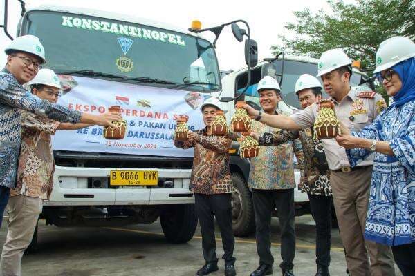 Pastikan Bebas Penyakit, Sahat Lepas Ekspor Perdana Pakan Udang dan Benur Udang ke Brunei Darussalam