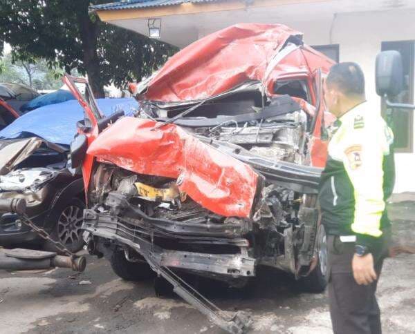 Microbus Travel Tabrak Truk Molen di Tol Cipularang, 2 Tewas 9 Luka