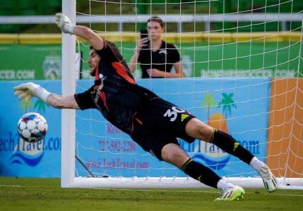 Keren Bang Paes! Maarten Paes Raih Penghargaan Save of The Year MLS 2024