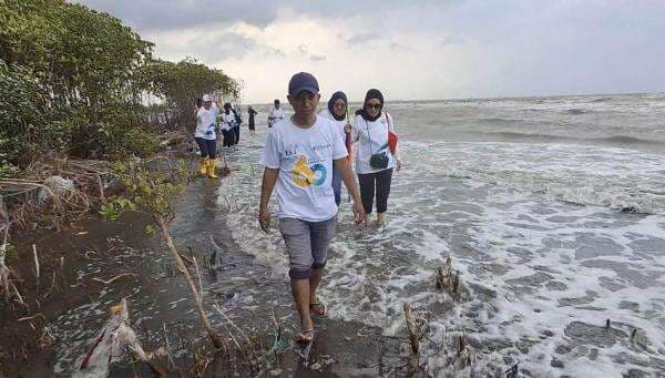 Tembus Ombak Pantai Tirang, Kolaborasi Hijau Melawan Kerusakan Pesisir