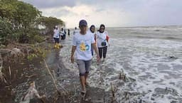 Tembus Ombak Pantai Tirang, Kolaborasi Hijau Melawan Kerusakan Pesisir