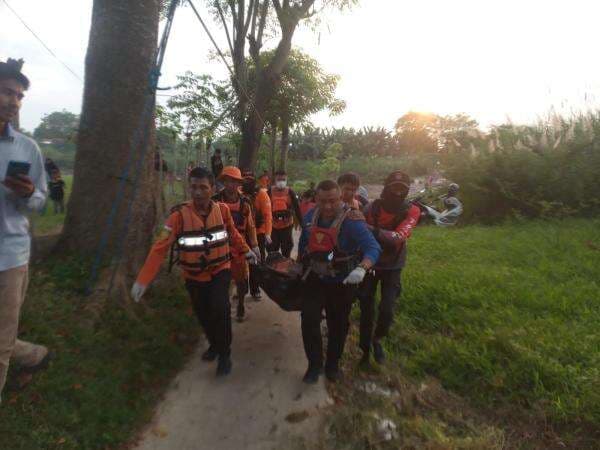 Pemburu Biawak yang Tenggelam Ditemukan Mengambang Tak Bernyawa di Sungai Batujaya Pemburu Biawak yang Tenggelam Ditemukan Mengambang Tak Bernyawa di Sungai Batujaya