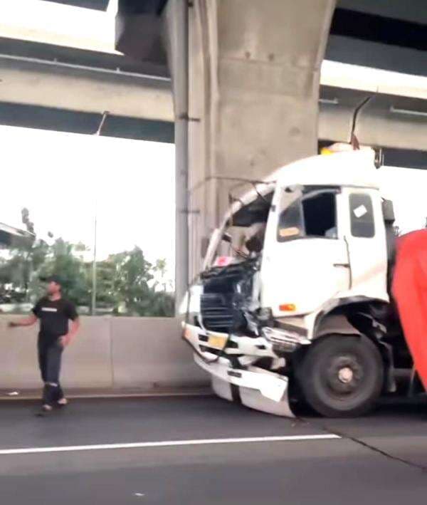 Truk Angkut Muatan Gulungan Baja Kecelakaan di Tol Jakarta-Cikampek