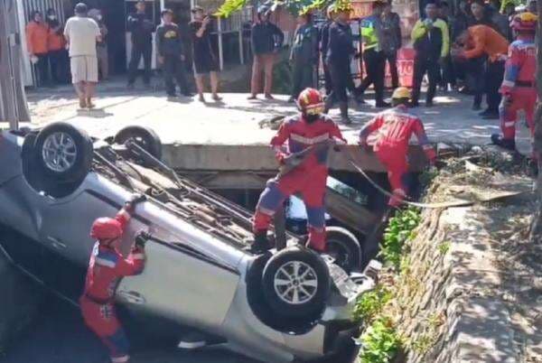 Kecelakaan di Surabaya, Mobil Sedan Ditumpangi Ibu dan Anak Tercebur ke Sungai Kecelakaan di Surabaya, Mobil Sedan Ditumpangi Ibu dan Anak Tercebur ke Sungai