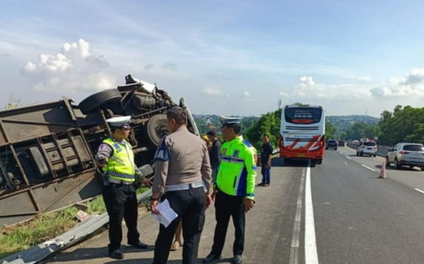 Bus Tabrak Truk di Tol Banyumanik Akibatkan 11 Orang Terluka