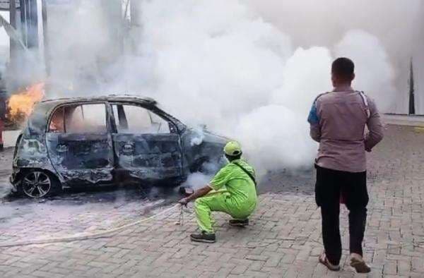 Mobil Terbakar di Depan Minimarket Situbondo, Pemilik Alami Luka Bakar