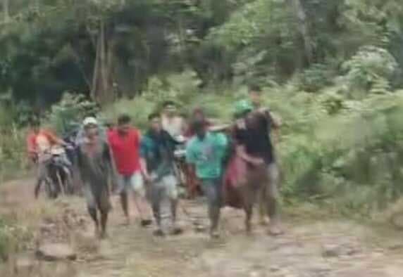 Miris! Korban Kecelakaan Ditandu 4 Km ke Puskesmas di Maros, Penyebabnya Jalan Rusak Parah Miris! Korban Kecelakaan Ditandu 4 Km ke Puskesmas di Maros, Penyebabnya Jalan Rusak Parah