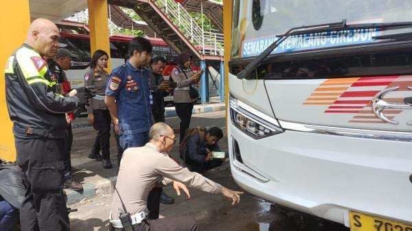 Antisipasi Nataru, Ratusan Sopir Bus di Purabaya Jalani Tes Urine