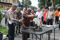 Jelang Nataru, Polisi Musnahkan 750 Botol Miras dan 3000 Pil Logo Y