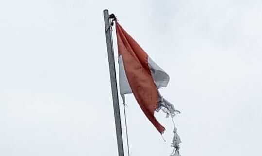 Lusuh dan Robek, Bendera Merah Putih Diduga Sengaja Dikibarkan di Kantor Desa Matagara Tanggerang