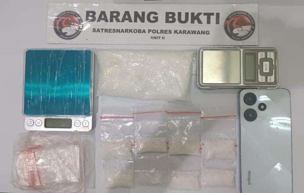 Asik Makan Sambil Kantongi 132 Gram Sabu, Pengedar Narkoba di Karawang Dibekuk Polisi