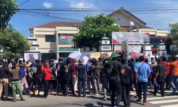 Dugaan Korupsi Dana Desa, Ratusan Warga Temon Ponorogo Geruduk Kejaksaan Dugaan Korupsi Dana Desa, Ratusan Warga Temon Ponorogo Geruduk Kejaksaan