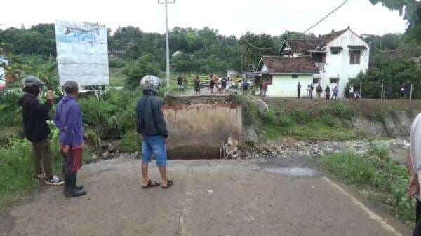 Diterjang Banjir Akibat Hujan Lebat, Dua Jembatan Runtuh Memutus Jalur Alternatif Jatim-Jateng