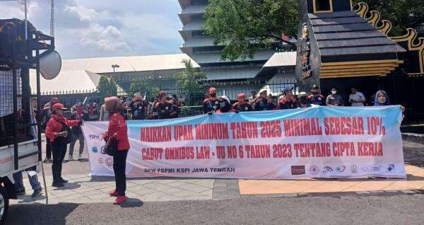 Ratusan Buruh Gelar Aksi di Depan Gedung DPRD Jateng, Tuntut Kenaikan Upah dan Cabut Omnibus Law