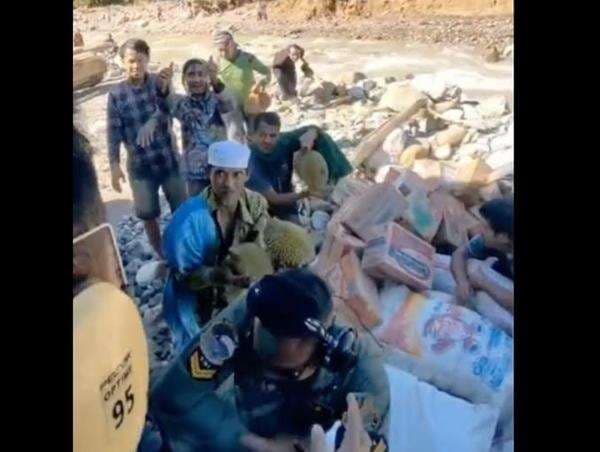 Cerita Haru TNI Pengantar Logistik Diberi Sepikul Durian dari Warga Terisolasi Gayo Lues Cerita Haru TNI Pengantar Logistik Diberi Sepikul Durian dari Warga Terisolasi Gayo Lues