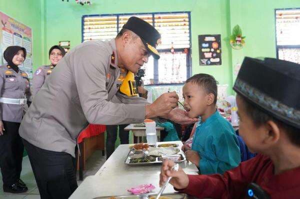 Lewat Makan Bergizi Gratis, Polda Riau Dukung Program Asta Cita Presiden untuk Siswa  SDN 08 dan 09