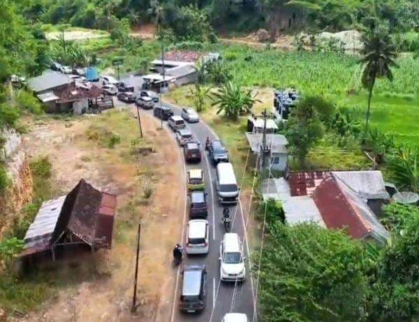 Jalur Pantai Drini Gunungkidul Macet 3 Km pada Libur Nataru, Petugas Terapkan Sistem Satu Arah Jalur Pantai Drini Gunungkidul Macet 3 Km pada Libur Nataru, Petugas Terapkan Sistem Satu Arah