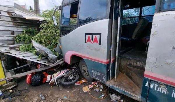 Kecelakaan Ponorogo Hari Ini, Bus Antar Kota Tabrak Bengkel hingga 6 Motor Ringsek Kecelakaan Ponorogo Hari Ini, Bus Antar Kota Tabrak Bengkel hingga 6 Motor Ringsek