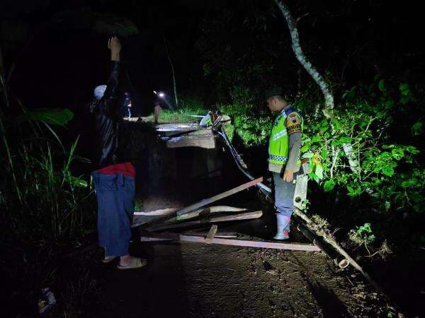 Jembatan Penghubung Dua Kecamatan di Sukorejo Putus, Warga Terpaksa Cari Jalan Lain