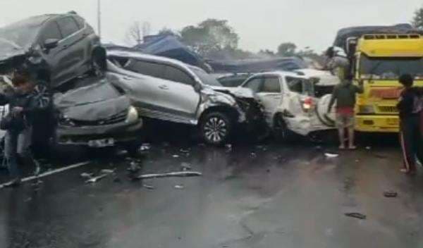 Tabrakan Beruntun di Tol Purbaleunyi Km 92 Purwakarta, Jalur Bandung ke Jakarta Ditutup Total