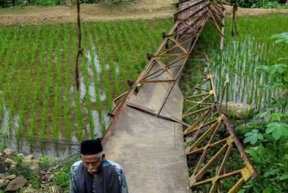 Pj Bupati Lebak Siap Bangun Kembali Jembatan Gantung Ambruk di Bojongmanik