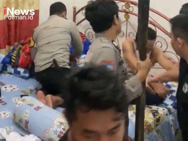 Menegangkan! Personil Polres Polman dan Polsek Wonomulyo Amankan Pria Menyekap Putranya Dengan Sajam Menegangkan! Personil Polres Polman dan Polsek Wonomulyo Amankan Pria Menyekap Putranya Dengan Sajam