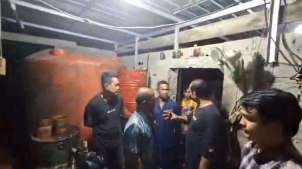Polda Babel Bongkar Penimbunan Solar Subsidi 8.000 Liter, 3 Orang Ditangkap Polda Babel Bongkar Penimbunan Solar Subsidi 8.000 Liter, 3 Orang Ditangkap