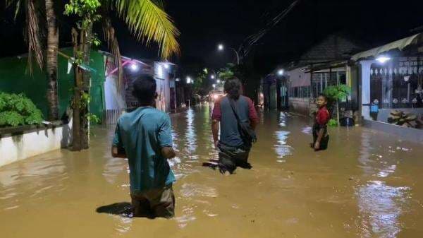 Banjir Bandang Memutus Akses Jalan Antar Kecamatan dan Merendam Rumah Warga