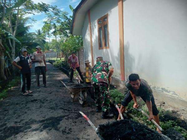 Anggota Koramil 18 Tripa Bersama Masyarakat Gotong Royong Bersihkan Saluran Air di Permukiman Warga