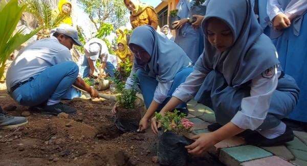 Peringati Hari Cinta Puspa dan Satwa, Pelajar SMKN 1 Sukorejo Tanam Ribuan Bunga