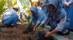 Peringati Hari Cinta Puspa dan Satwa, Pelajar SMKN 1 Sukorejo Tanam Ribuan Bunga