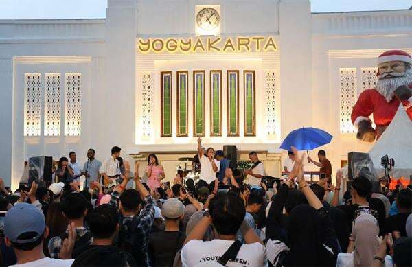 Seru, Maliq & D’Essentials Hibur Penumpang di Stasiun Yogyakarta