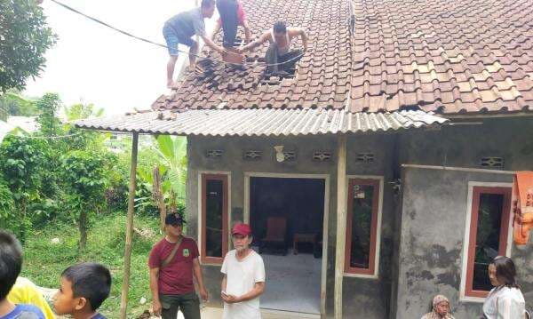 Rumah Warga Tersambar Petir di Kuningan, BPBD Turun Tangan