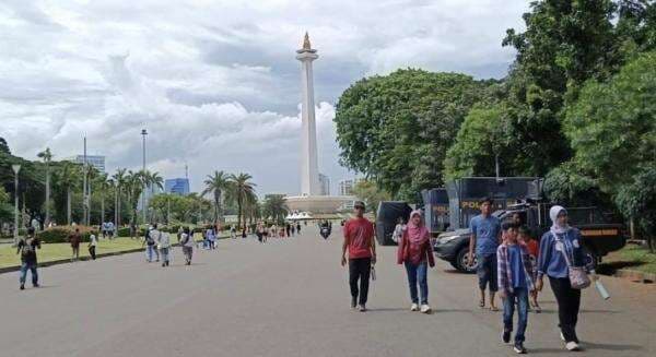 Monas Dipadati Pengunjung di Libur Nataru, Didominasi Rombongan Keluarga Monas Dipadati Pengunjung di Libur Nataru, Didominasi Rombongan Keluarga
