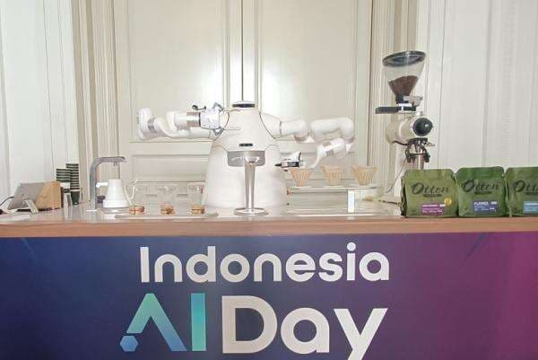 Robot Berteknologi Artificial Intelligence Membuat Kopi di Pameran Indonesia AI Day 2024