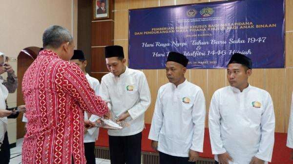 Berkah Idul Fitri, 489 Narapidana di Jombang Dapat Remisi Khusus, 3 Orang Langsung Bebas Berkah Idul Fitri, 489 Narapidana di Jombang Dapat Remisi Khusus, 3 Orang Langsung Bebas